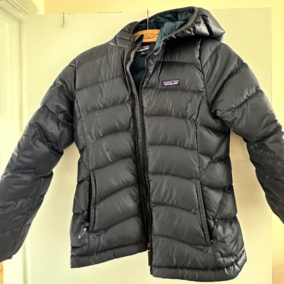 Navy blue hooded Patagonia girls puffer